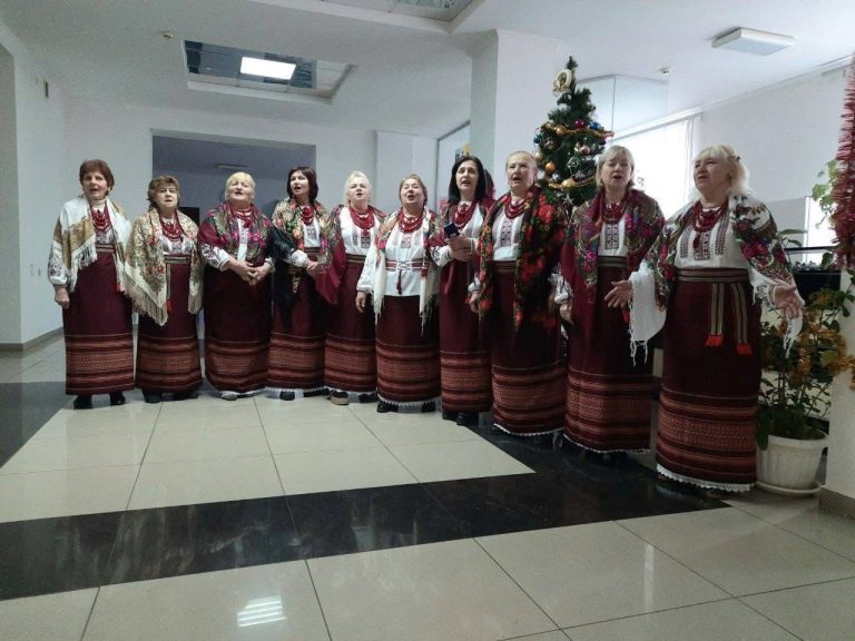 В ІНСТИТУТІ КОЛЯДУЄМО